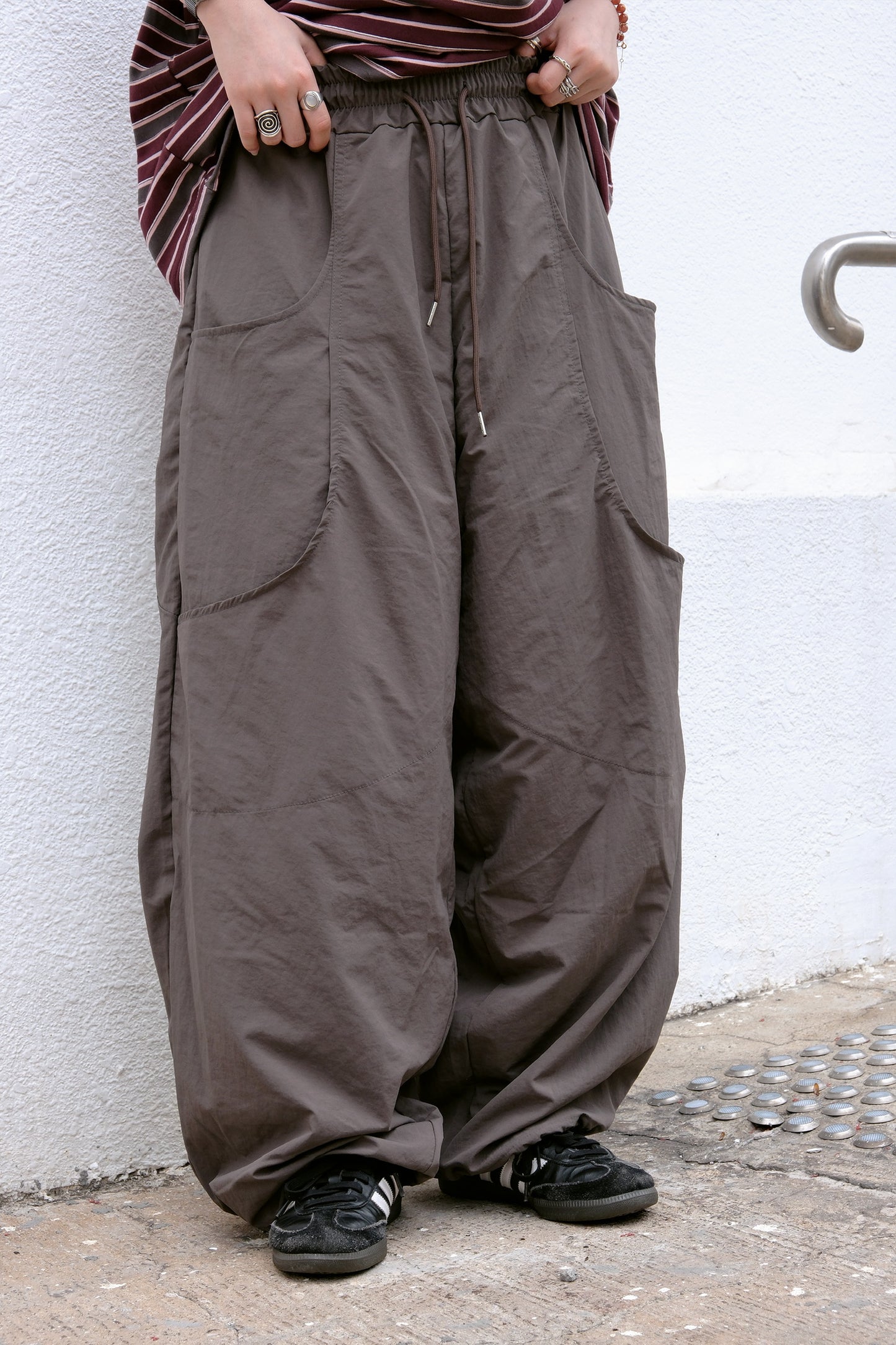 Curved Pocket Nylon Pants (brown)