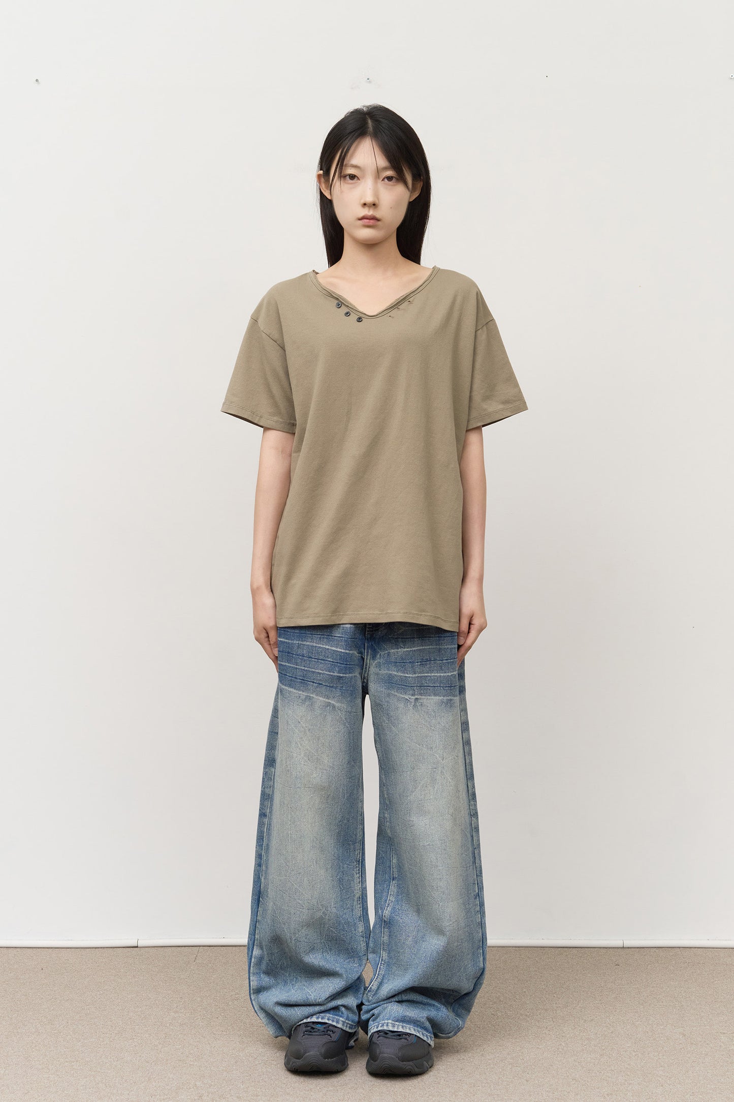 Washed V-neck Henley (khaki)