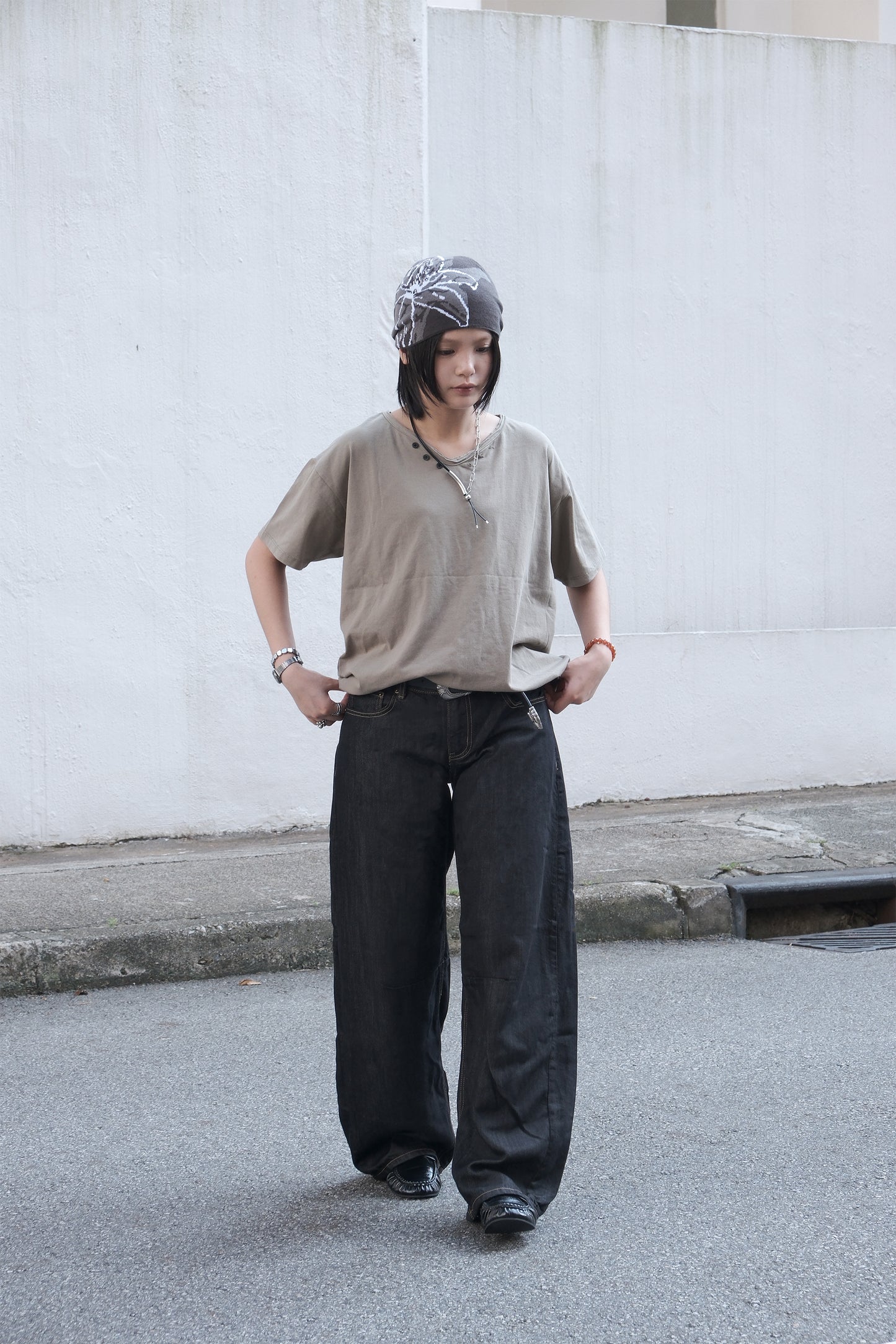 Washed V-neck Henley (khaki)